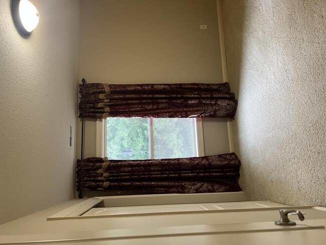 Building Photo - 15715 SE Bybee Dr