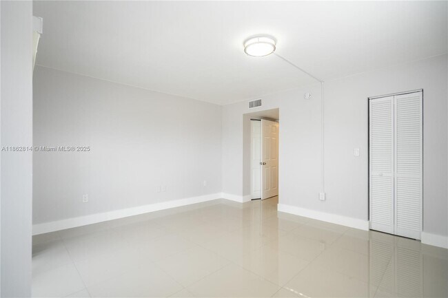 Building Photo - 1986 Biarritz Dr