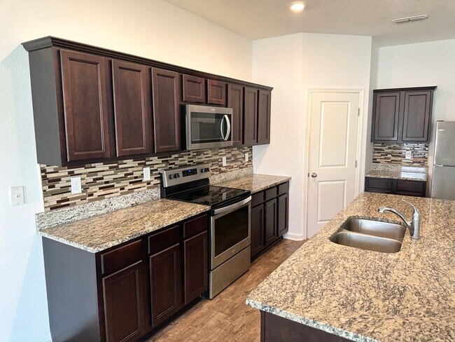 Building Photo - Private Back Yard! - 3 Bedroom 2 Bathroom ...