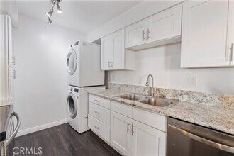 Building Photo - 433 S Manhattan Pl