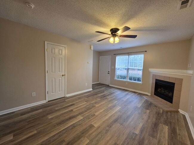 Building Photo - Modern Townhome Living in Jacksonville