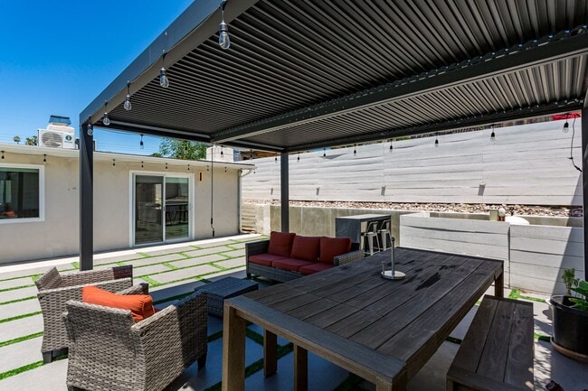 Building Photo - Contemporary Birdland Residence