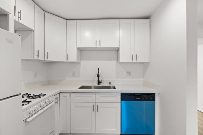Building Photo - This spacious 1 bedroom, 1 bathroom apartm...