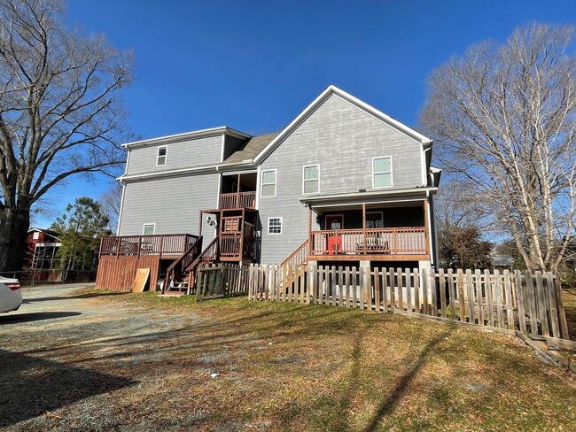 Building Photo - Large, updated 5 BR 2.5 BA in Carrboro, cl...