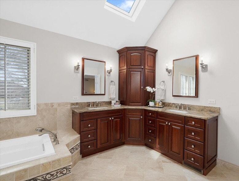 Building Photo - 4311 Camelot Cir