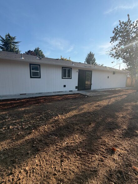 Building Photo - 7563 SE Flavel St