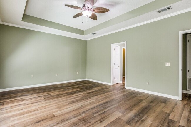 Building Photo - Great Home in the Tiger Point community of Champions Green!