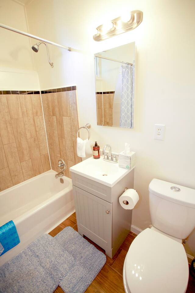 Building Photo - 604 E 8th St