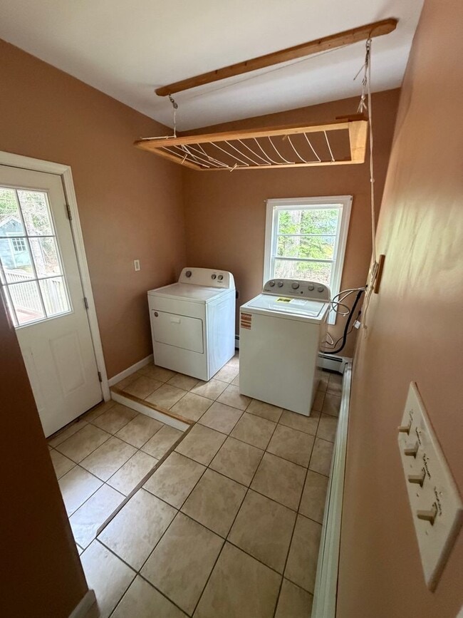 Building Photo - 3BD/1BA Single Family Home in Westbrook - Available Now