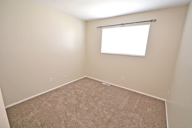 Building Photo - Town Home