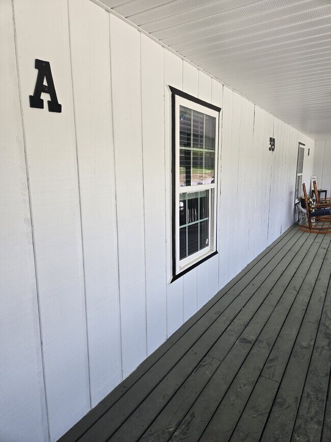 Building Photo - Oversized ONE Bedroom *HALF OFF YOUR FIRST MONTH*