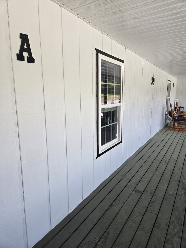 Building Photo - Oversized ONE Bedroom *HALF OFF YOUR FIRST...