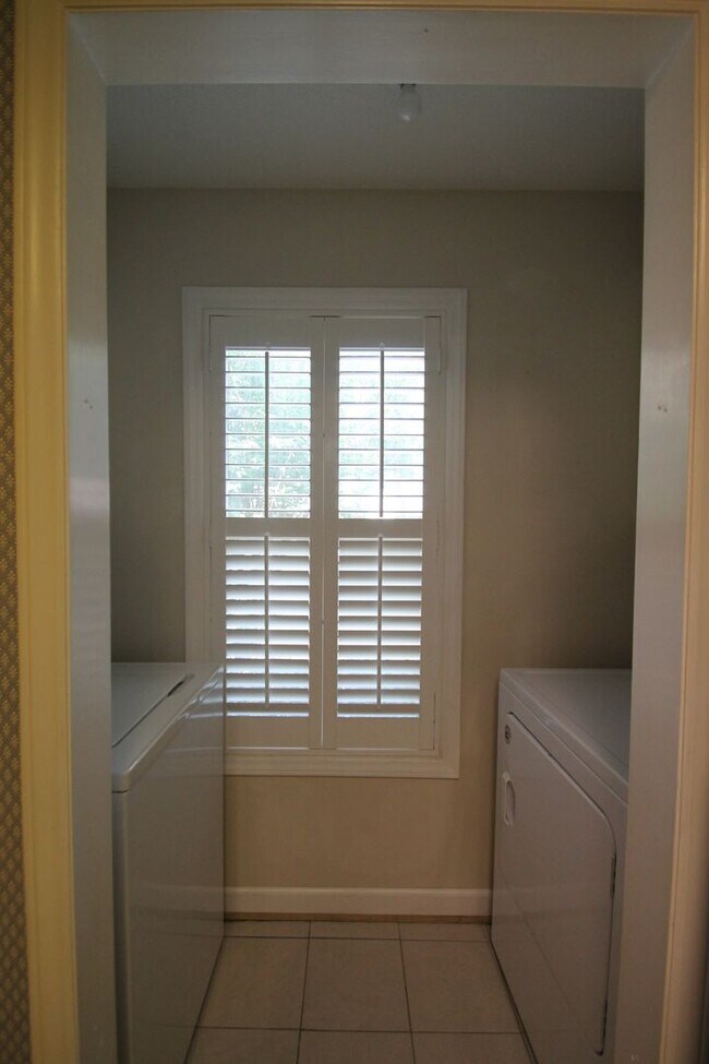 Building Photo - 806 Beech Dr