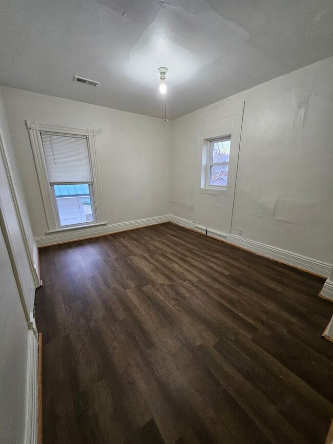 Building Photo - Upper 3 bedroom unit