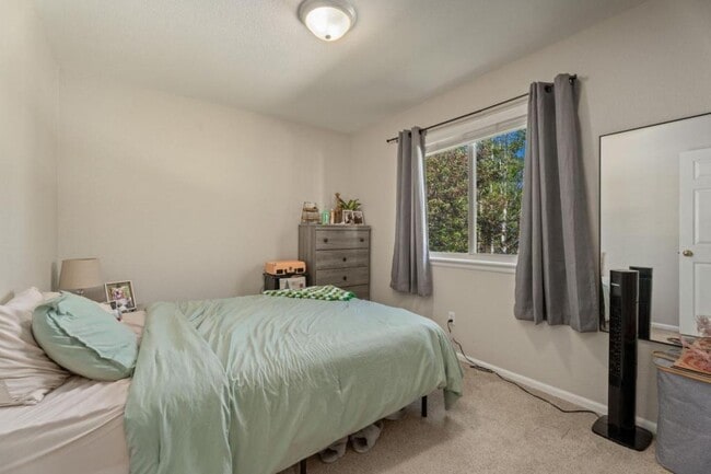 Building Photo - 749 Eagle Dr