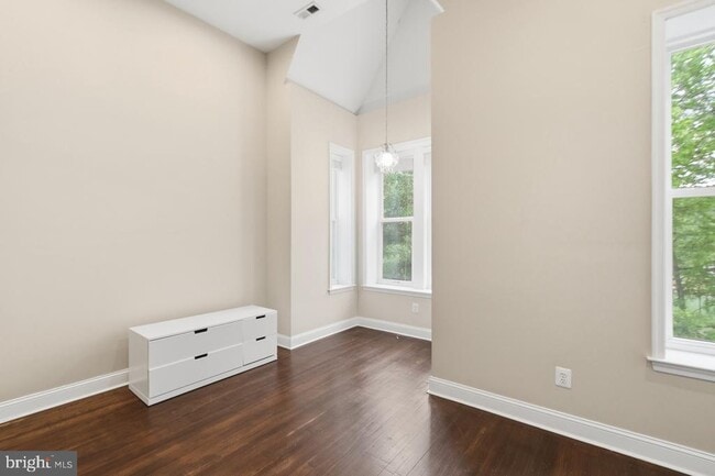 Building Photo - 620 9th St NE