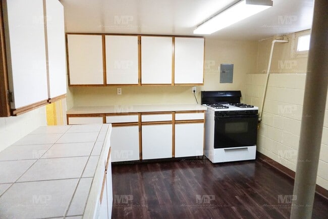 Building Photo - 640 1/2 S Meldrum St