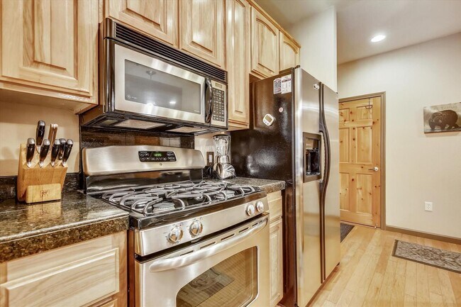Building Photo - Tavern Inn 2 Bedroom ski lease in Olympic ...