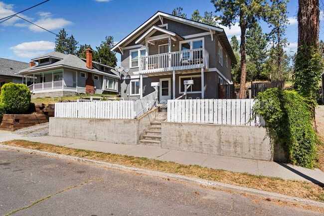 Building Photo - 727 E 9th Ave