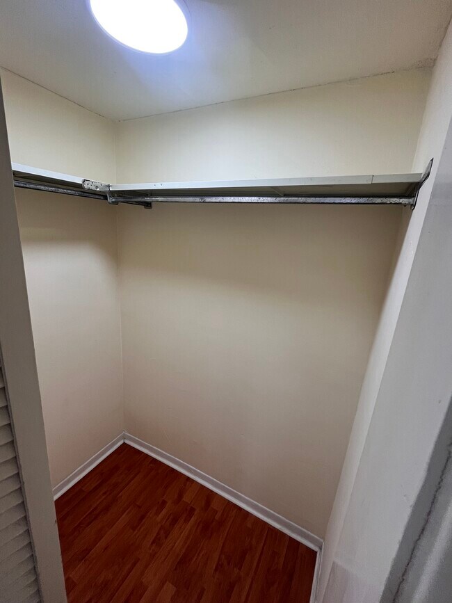 Building Photo - 9137 Fontainebleau Blvd