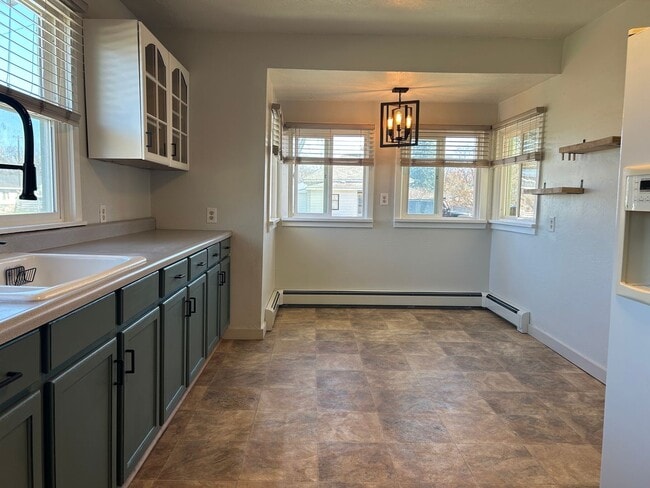 Building Photo - Cozy 2 Bed, 1 Bath Cottage in the Heart of Hamilton