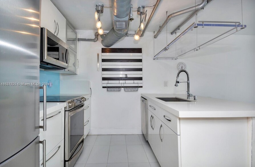 Building Photo - 7601 E Treasure Dr