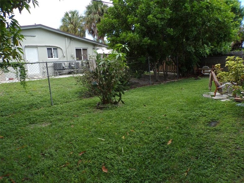 Building Photo - 2725 SW 9th St