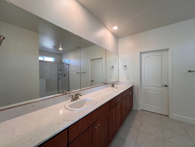 Building Photo - **MOVE-IN SPECIAL $500 OFF 1st Month** Lar...