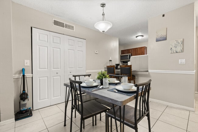 Building Photo - 13921 Heritage Club Dr