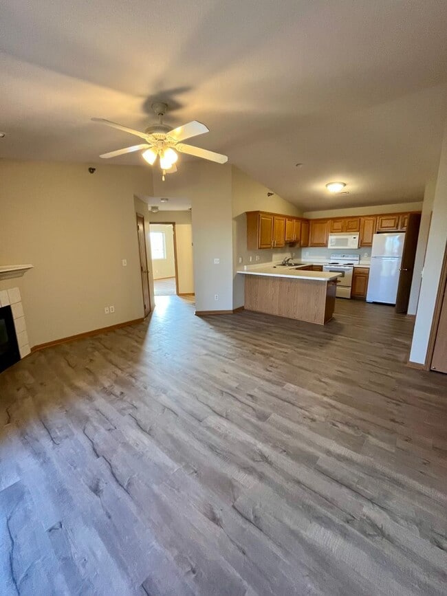 Building Photo - Condo For Rent!