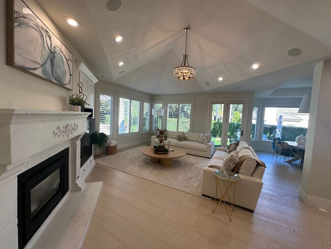 Building Photo - Amazing 5 bed 3.5 bath, Expansive & Tastef...