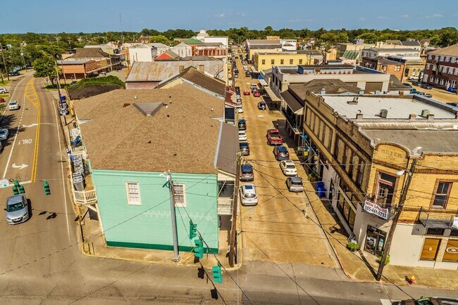 Building Photo - Downtown Charm: Spacious 1BR Apartment in ...