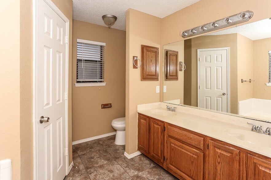 Building Photo - 829 Minuteman Dr