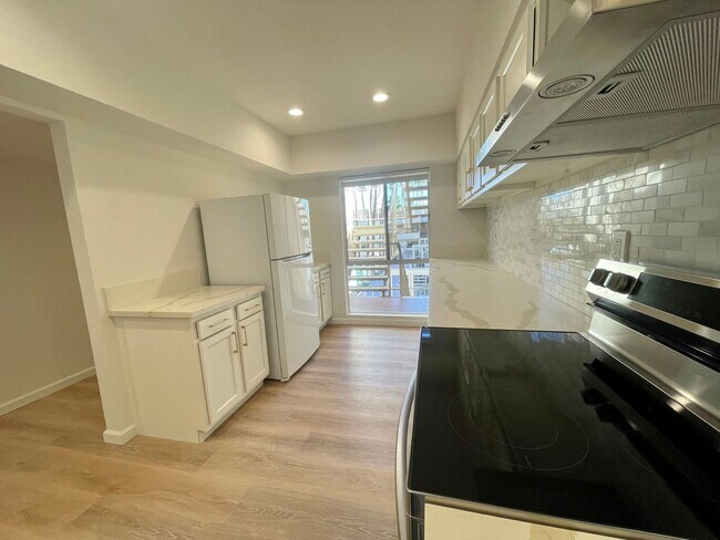 Building Photo - AVAILABLE NOW !! 2 Bedroom 2 Bathroom Cond...