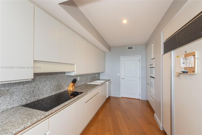 Building Photo - 9601 Collins Ave