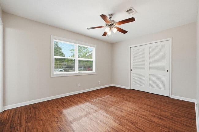 Building Photo - 358 Coral Dr SW