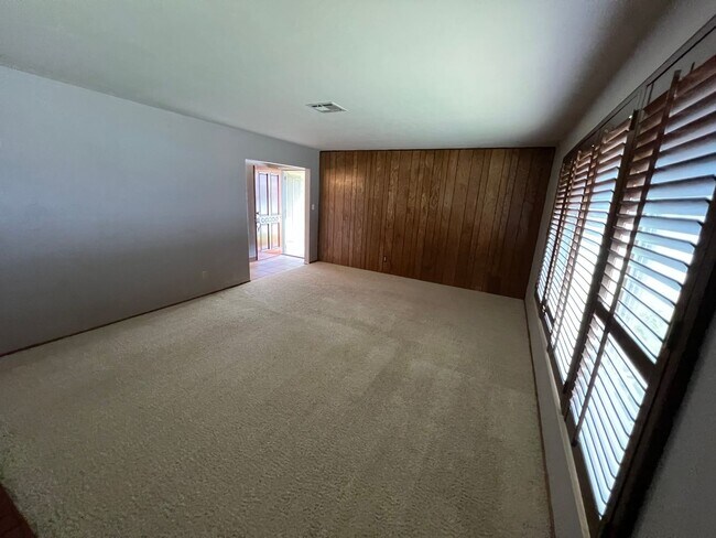 Building Photo - 723 S California St