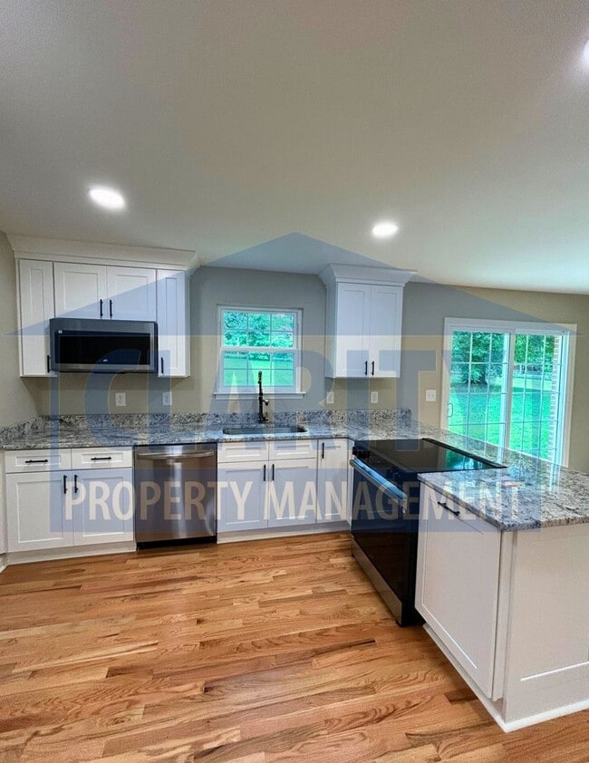 Building Photo - Updated ranch-style home in great neighbor...