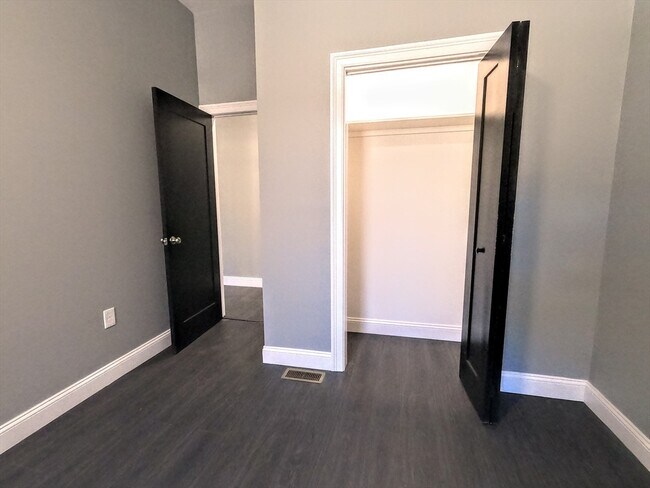 Building Photo - 2 Sunnyside St