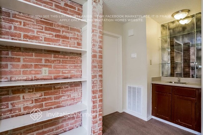 Building Photo - 6946 Maple Fox Dr