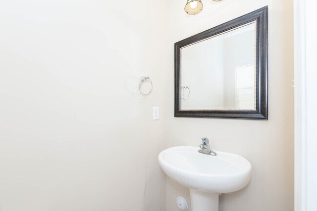 Building Photo - Beautiful 3 bedroom 2 Bath Town Home in Wi...