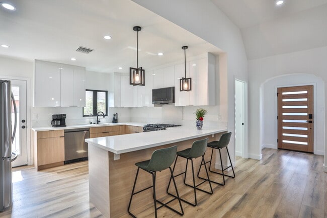 Building Photo - Fully Furnished 3BR Home in Long Beach W/ Appliances