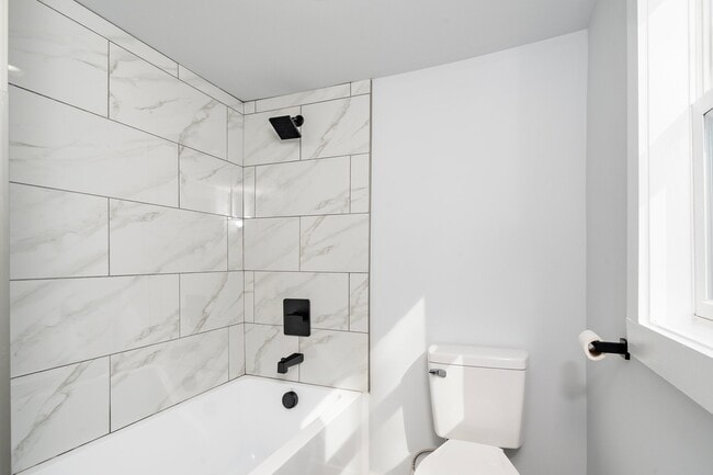 Building Photo - 210 Lincoln Ct