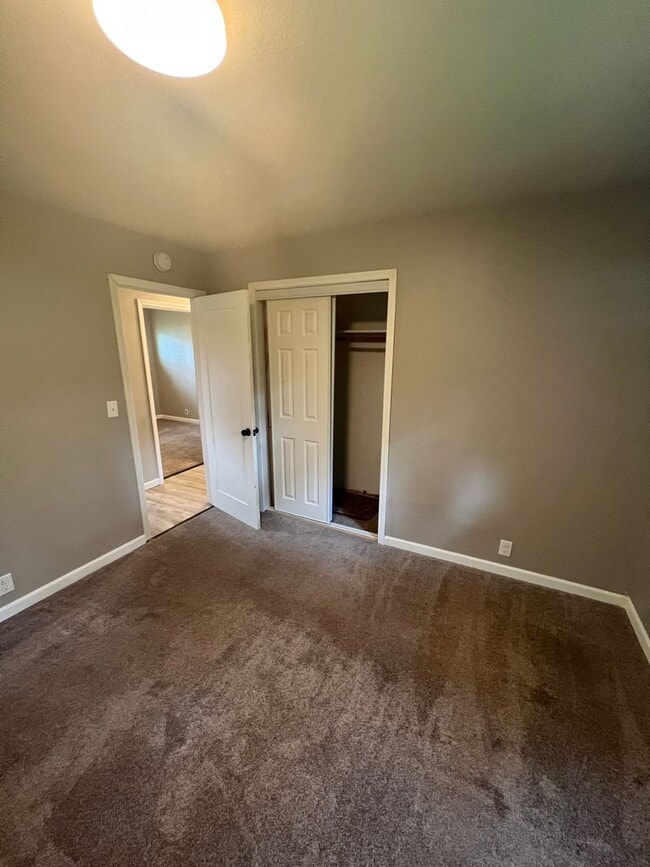 Building Photo - 3 Bed/2 Bath House for Rent! NO APPLICATIO...