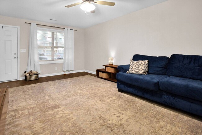 Building Photo - Pet Friendly Two Bedroom!