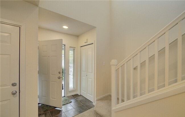 Building Photo - 2bd/2.5ba Redmond Townhouse