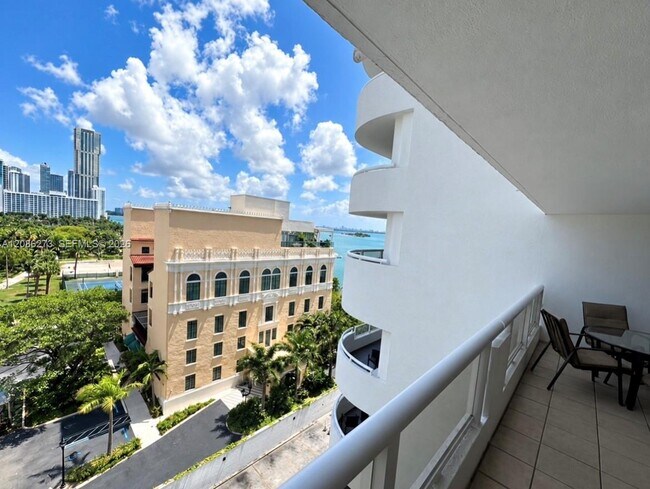 Building Photo - 1717 N Bayshore Dr
