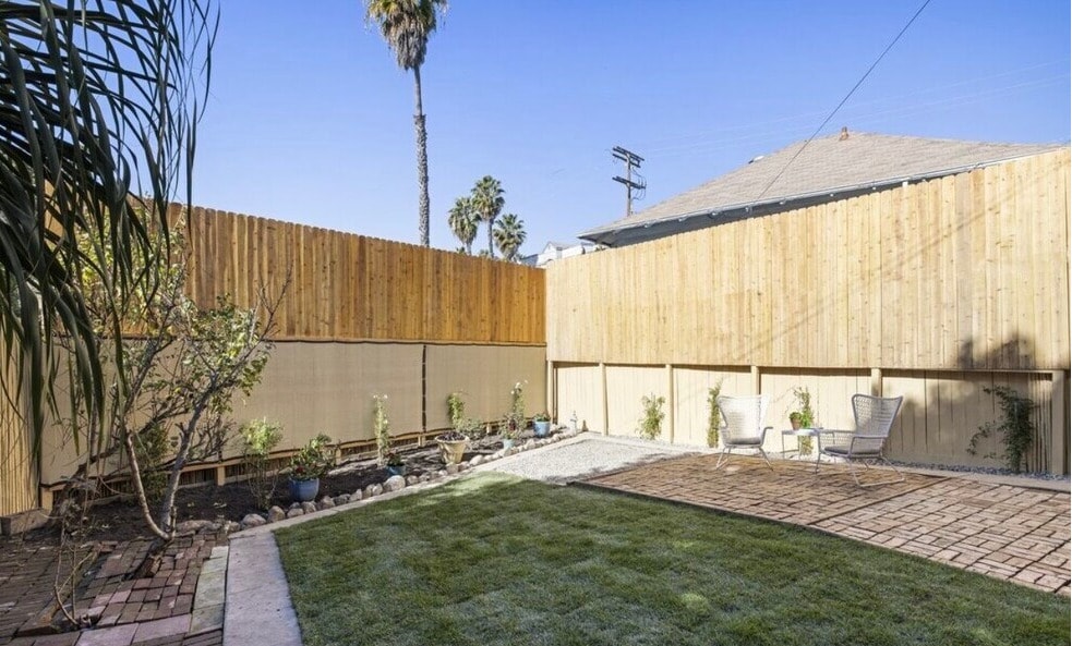 Building Photo - 211 1/2 S Burlington Ave