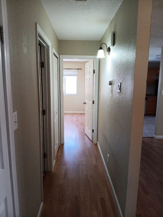 Building Photo - Beautiful 2 Bedroom 1 Bathroom Located in ...