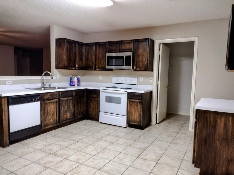 Building Photo - 812 Lewis Canyon Ln